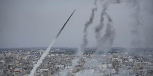 Παλαιστίνιοι μαχητές εκτοξεύουν ρουκέτες από τη Λωρίδα της Γάζας προς το Ισραήλ