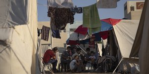 εξω από σκηνες 