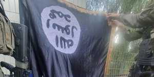 Σημαία του ISIS που σύμφωνα με τον ισραηλινό στρατό άφησαν ένοπλοι της Χαμάς σε κιμπούτς 