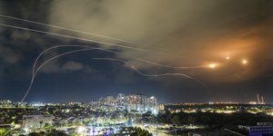 Το ισραηλινό σύστημα αεράμυνας Iron Dome αναχαιτίζει μια ρουκέτα που εκτοξεύτηκε από τη Λωρίδα της Γάζας, στο Άσκελον