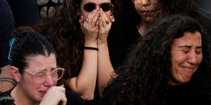 Θρήνος στην κηδεία ζευγαριού Ισραηλινών που δολοφόνησε η Χαμάς