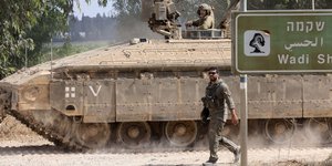 Δυνάμεις του ισραηλινού στρατού στην Πόλη Σντερότ, κοντά στα σύνορα με τη Γάζα / Φωτογραφία: ΑΠΕ-ΜΠΕ