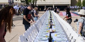 Το τραπέζι που στήθηκε στο Τελ Αβίβ με 203 άδειες καρέκλες