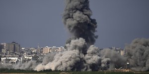 Καπνός υψώνεται μετά από ισραηλινή αεροπορική επιδρομή στη Λωρίδα της Γάζας, όπως φαίνεται από το νότιο Ισραήλ