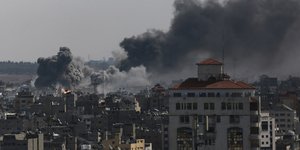 Καπνός υψώνεται μετά τις ισραηλινές αεροπορικές επιδρομές στην πόλη της Γάζαςτο Σάββατο