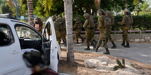Ισραηλινοί στρατιώτες περνούν μπροστά από έναν δολοφονημένο Ισραηλινό πολίτη