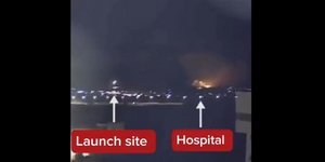 Η στιγμή που οι ρουκέτες «χτυπούν» το νοσοκομείο της Γάζας