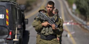 Ισραηλινοί στρατιώτες φρουρούν σημείο ελέγχου κοντά στα σύνορα με τον Λίβανο, στο Ισραήλ