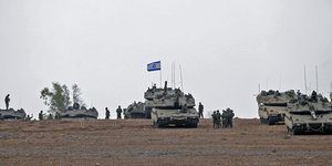 Ισραηλινά άρματα μάχης στη μεθόριο με τη Γάζα