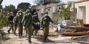 Ισραηλινοί στρατιώτες μεταφέρουν πτώματα