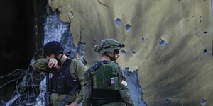 Ισραηλινοί στρατιώτες περπατούν μπροστά από σπίτια που καταστράφηκαν από μαχητές της Χαμάς στο Κιμπούτς Μπε'έρι, Ισραήλ, Σάββατο 14 Οκτωβρίου 2023