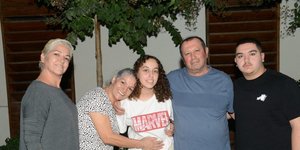 Ο στρατός του Ισραήλ έδωσε στη δημοσιότητα εικόνα με την όμηρο που απελευθέρωσε