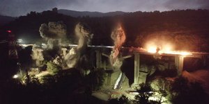 Γέφυρα έπεσε σαν χάρτινος πύργος