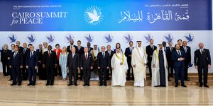 Η οικογενειακή φωτογραφία της ειρηνευτικής συνόδου του Καϊρου