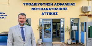 Ο Γιάννης Καλλιάνος έξω από την Υποδιεύθυνση Ασφαλείας ΝΑ Αττικής