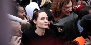 Αντζελίνα Τζολί γυρω καμερες