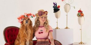 Το ημερολόγιο σκύλων με καπέλα 