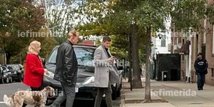 Ο Τάιλερ με τους γονείς του Στέφανου Κασσελάκη στους δρόμους της Αστόριας