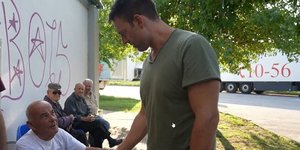 Ο Στέφανος Κασσελάκης χαιρετάει πολίτη από τον Παλαμά Καρδίτσας