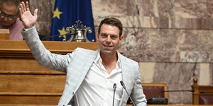 Ο Στέφανος Κασσελάκης στο βήμα της ΚO του ΣΥΡΙΖΑ