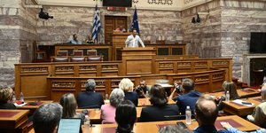 Ο Στέφανος Κασσελάκης στο βήμα της ΚO του ΣΥΡΙΖΑ