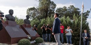 Ο Στέφανος Κασσελάκης κατέθεσε στεφάνι στο μνημείο ηρωομαρτύρων Μισιαούλη και Καβάζογλου