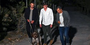 Ο Στέφανος Κασσελάκης με τον σύντροφό του Τάιλερ και τον Σταύρο Θεοδωράκη