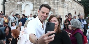 Ο Κασσελάκης σε selfie με γυναίκα