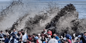 Κίνα: Εκατοντάδες τουρίστες παρασύρονται από παλιρροϊκό κύμα στον ποταμό Qiantang [βίντεο]