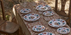 τραπεζι στρωμενο στον κηπο 