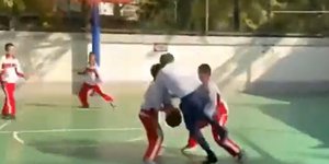 Ο κυβερνήτης της Καλιφόρνια εκτόπισε ένα παιδάκι σε αγώνα μπάσκετ σε σχολείο στην Κίνα