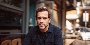 ο Κωνσταντίνος Μαρκουλάκης σε καφέ