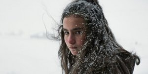 κοπελα χιονι μαλλια 