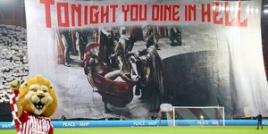 Το εντυπωσιακό κορεό των οπαδών του Ολυμπιακού στον αγώνα με τη Γουέστ Χαμ για το Europa League