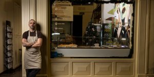 pastry chef στη βιτρινα μαγαζιού