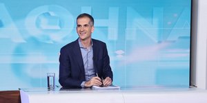 Ο Κώστας Μπακογιάννης στο στούντιο της ERT για το debate με τον Χάρη Δούκα