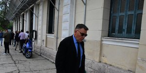 Αλέξης Κούγιας σκυφτός φοράει γυαλιά και πάει δικαστήριο