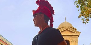 Ο Λάκης Γαβαλάς ποζάρει με κόκκινη περικεφαλαία
