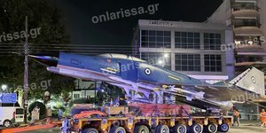 Ένα εντυπωσιακό μαχητικό αεροσκάφος στους δρόμους της πόλης