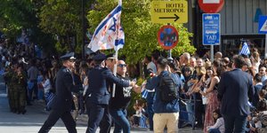 Λάρισα Επιχείρησε να παρελάσει με «ματωμένη» σημαία του Ισραήλ