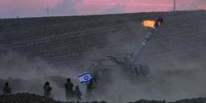 Μια ισραηλινή κινητή μονάδα πυροβολικού εκτόξευσε ένα βλήμα από το νότιο Ισραήλ προς τη Λωρίδα της Γάζας, σε θέση κοντά στα σύνορα Ισραήλ-Γάζας, Σάββατο 14 Οκτωβρίου 2023