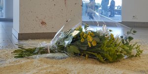 Λουλούδια για τα θύματα της τρομοκρατικής επίθεσης στις Βρυξέλλες