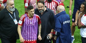 Ο Βαγγέλης Μαρινάκης κατά τη διακοπή του Ολυμπιακός-Παναθηναϊκός