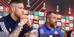 Ντιέγκο Μαρτίνεθ και Αλέξανδρος Πασχαλάκης στη συνέντευξη Τύπου του αγώνα Ολυμπιακός-Γουέστ Χαμ για την 3η αγωνιστική των ομίλων του Europa League