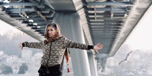 με ανοιχτα χερια κάτω απο γέφυρα 