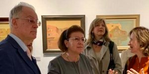Ο Πρόεδρος της Βουλής Κωνσταντίνος Τασούλας και η Υπουργός Πολιτισμού Λίνα Μενδώνη στα εγκαίνια της έκθεσης με έργα του Μιχάλη Οικονόμου
