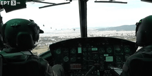 Πλάνα μέσα από το ελικόπτερο πάνω από την παρέλαση 