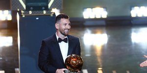 O Λιονέλ Μέσι κρατά την 8η χρυσή μπάλα