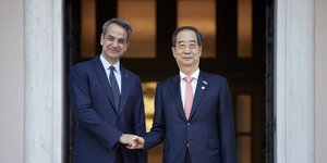 Ο Κυριάκος Μητσοτάκης με τον πρωθυπουργό της Κορέας Han Duck-soo /ΑΠΕ-ΜΠΕ/ΓΡΑΦΕΙΟ ΤΥΠΟΥ ΠΡΩΘΥΠΟΥΡΓΟΥ/ΔΗΜΗΤΡΗΣ ΠΑΠΑΜΗΤΣΟΣ