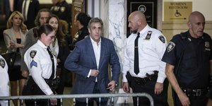 O Μάικλ Κόεν βγαίνει από δικαστήρια